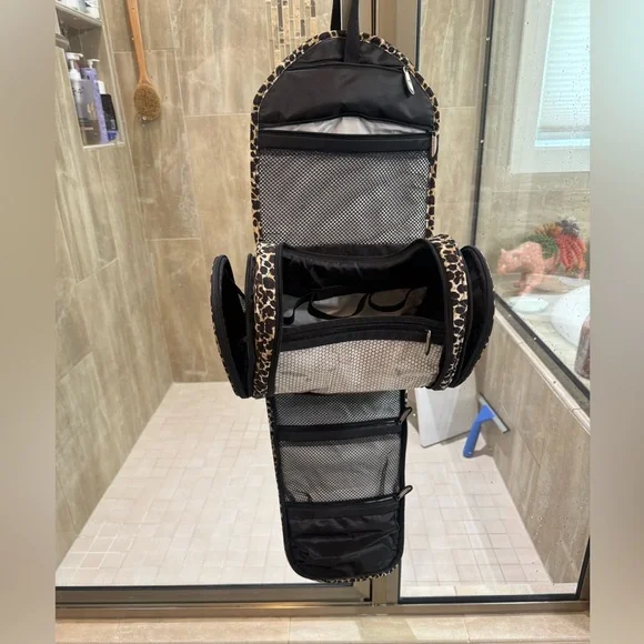 Travelon hanging toiletry/makeup bag organizer - Picture 3 of 6